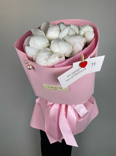 Белые пионы в нежном оформлении