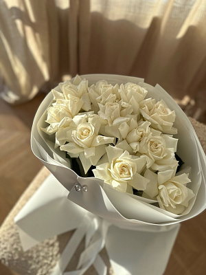 Вывернутые белые розы в белом оформлении