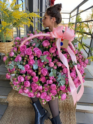 Корзина пионовидных кустовых роз