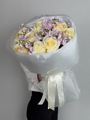 Букет с кремовой пионовидной розой и маттиолой | Премиум цветы с быстрой доставкой