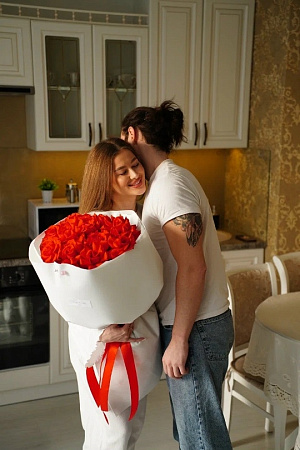 Алые вывернутые розы сорта Nina