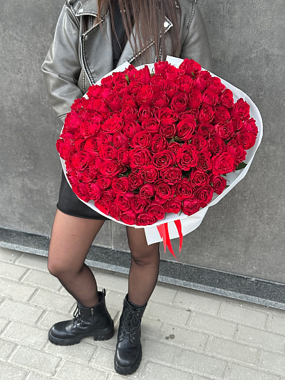101 красная кенийская роза | Роскошный букет в белом оформлении