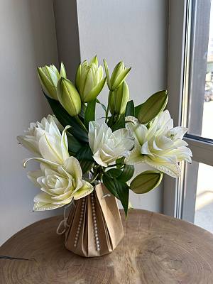 Букет невесты из белых пионовидных лилий