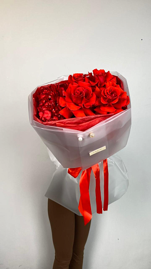 Букет с алыми розами и гортензией