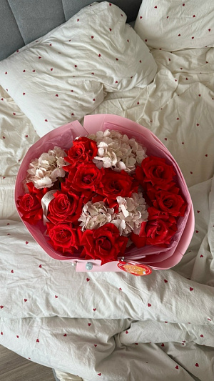 Розовые гортензии с эквадорскими розами Nina