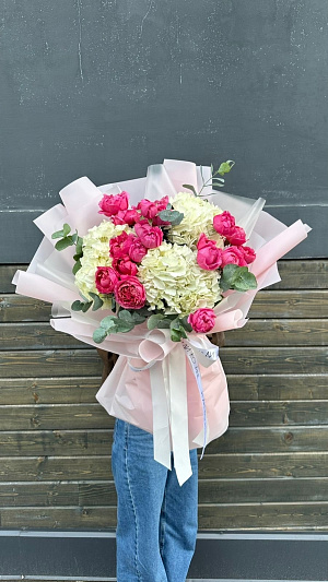 Гортензии + кустовые пионовидные розы