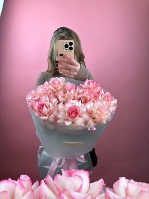 Эквадорские вывернутые нежные розы в матовом оформлении