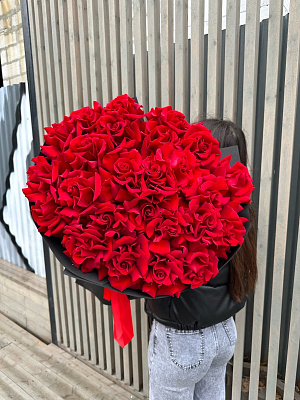 Эквадорские вывернутые красные розы в чёрном оформлении