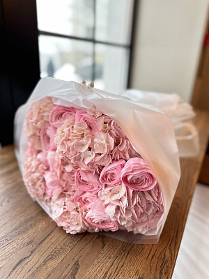 Гортензии с ранункулюсами, размер M