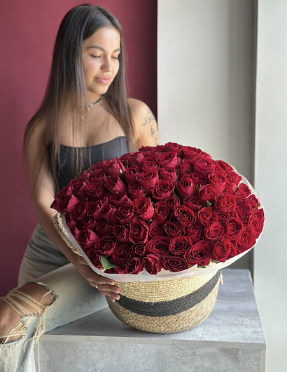 101 кенийская роза в плетеной корзине