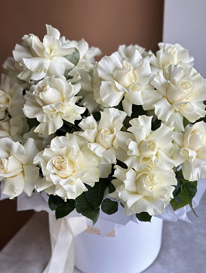 Коробка вывернутых белых роз