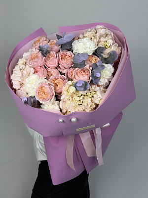 Нежный букет с гортензиями, розами, диантусами и эвкалиптом