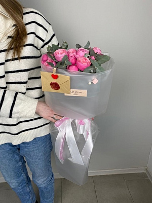 Клубничный десерт из кустовой пионовидной розы