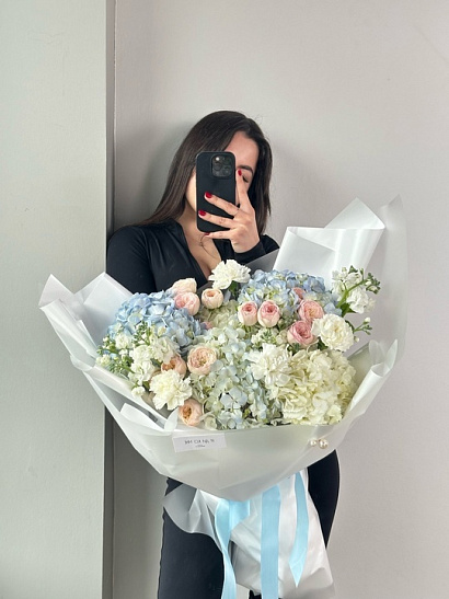 Авторский букет с гортензиями и кустовыми розами