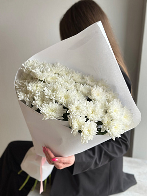 Охапка махровой хризантемы