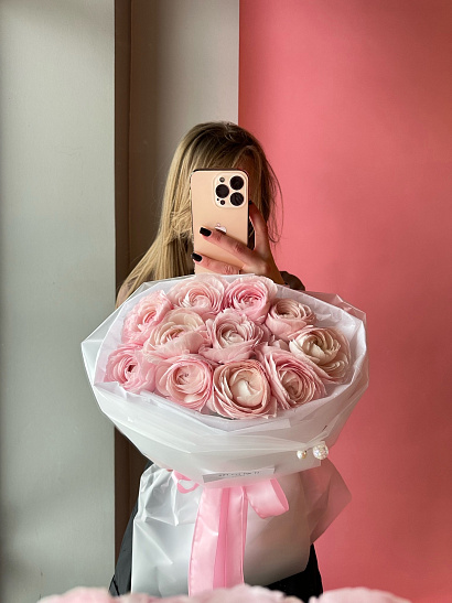 Стойкие ранункулюсы в нежном оформлении