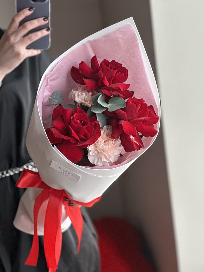 Букет-комплимент с розами и диантусами