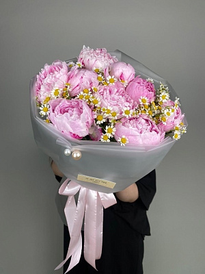 Розовые пионы 9 шт. с ромашками