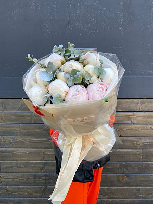 Белые пионы с эвкалиптом