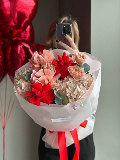 Яркий сборный букет на День Влюбленных (размер M)