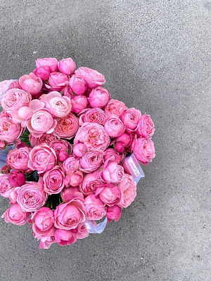 Охапка кустовых пионовидных роз