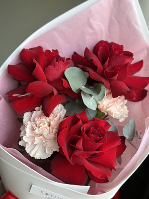 Букет-комплимент с розами и диантусами