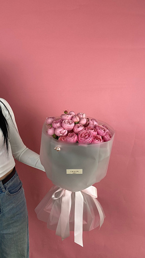 Кустовые розовые пионовидные розы в матовой плёнке