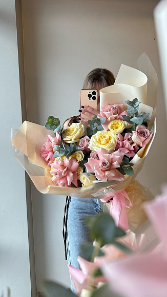 Авторский букет в нежных розовых и лимонных оттенках