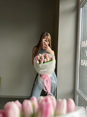 Нежно розовые тюльпаны в матовом оформлении 15 шт.