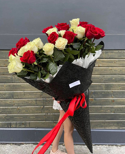 Гигант красно-белых роз 25 шт.