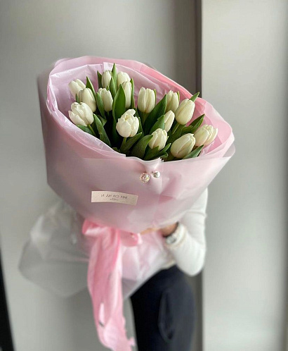 Белые тюльпаны в розовом оформлении