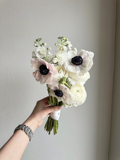 Ассиметричный букет с анемонами