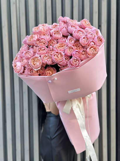 Большой букет персиковых кустовых пионовидных роз