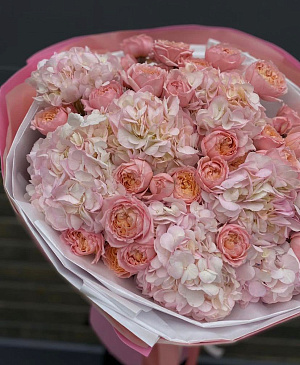 Пионовидные кустовые розы с гортензиями