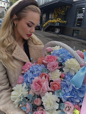 Корзина в розово-голубых оттенках