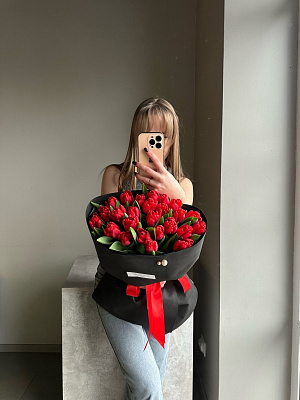 Красные тюльпаны в чёрном оформлении 25 шт.