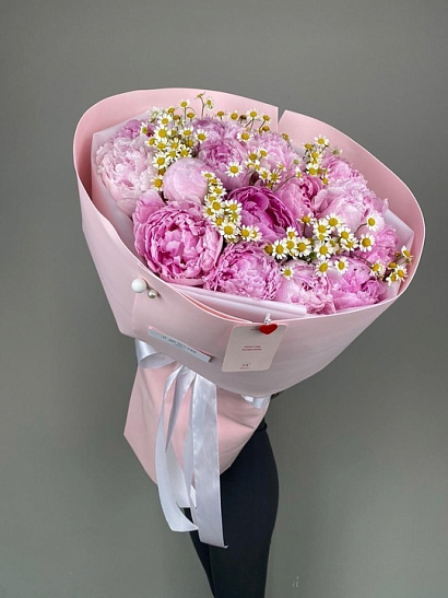 Розовые пионы 15 шт. с ромашками
