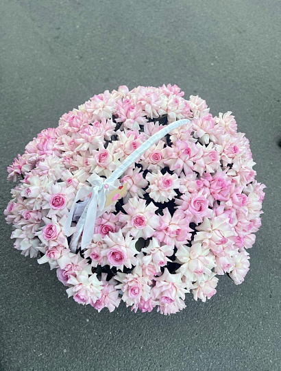 Роскошная корзина нежно-розовых эквадорских роз