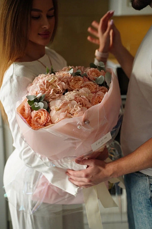 Нежные гортензии с кустовыми пионовидными розами