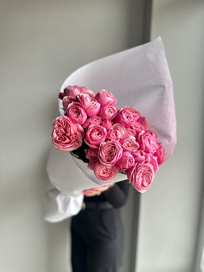 Охапка кустовой пионовидной розы Silva Pink 60 см