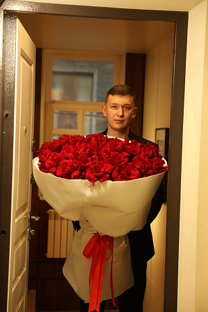 Большой букет роз | Быстрая премиум доставка курьером в деловом костюме и белых перчатках