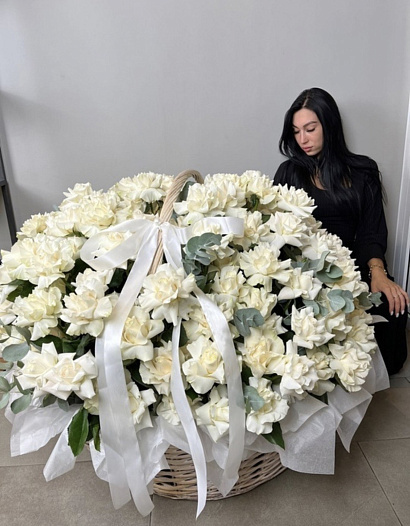 201 вывернутая роза с эвкалиптом в корзине