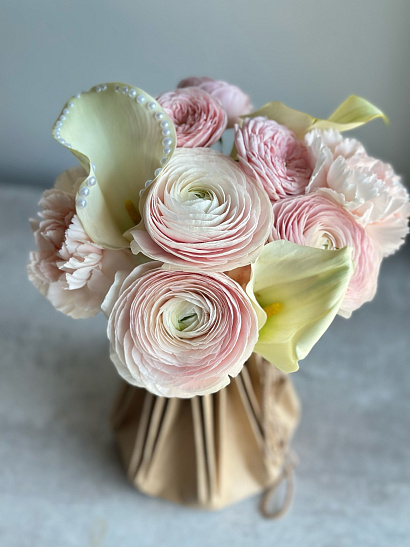 Каллы и ранункулюсы