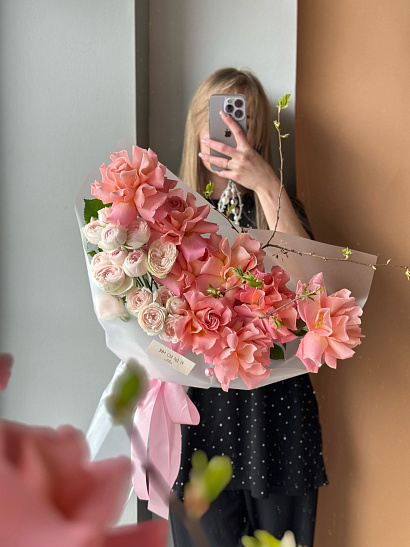 Авторский букет с цветущими ветками