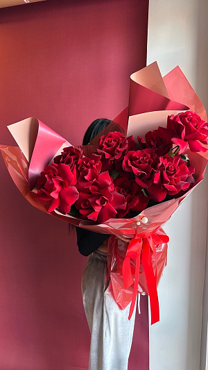 Эквадорские розы в бордо оформлении