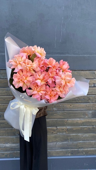 Большой букет эквадорских роз персикового оттенка