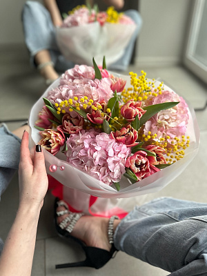 Весенний букет из гортензий, тюльпанов и мимозы