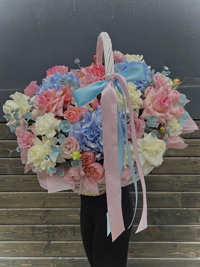 Корзина в розово-голубых оттенках