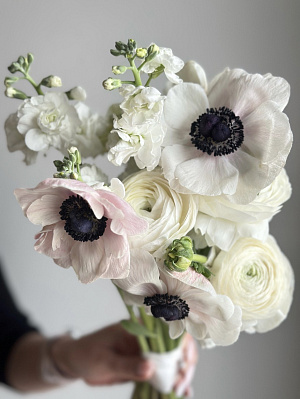 Ассиметричный букет с анемонами