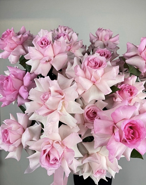 Коробка вывернутых нежных розовых роз